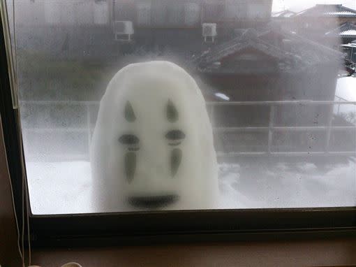 日本網友分享，自己在餐桌前的窗外堆雪人，讓媽媽嚇得驚聲尖叫。（圖／翻攝自@YABUKOGI_LIFE推特）