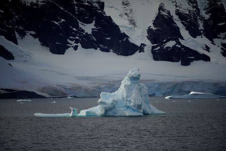 FOTO DE ARCHIVO: Un iceberg flota cerca de Orne Harbour, Antártida, 15 de febrero de 2018. Reuters/Alexandre Meneghini/File Photo