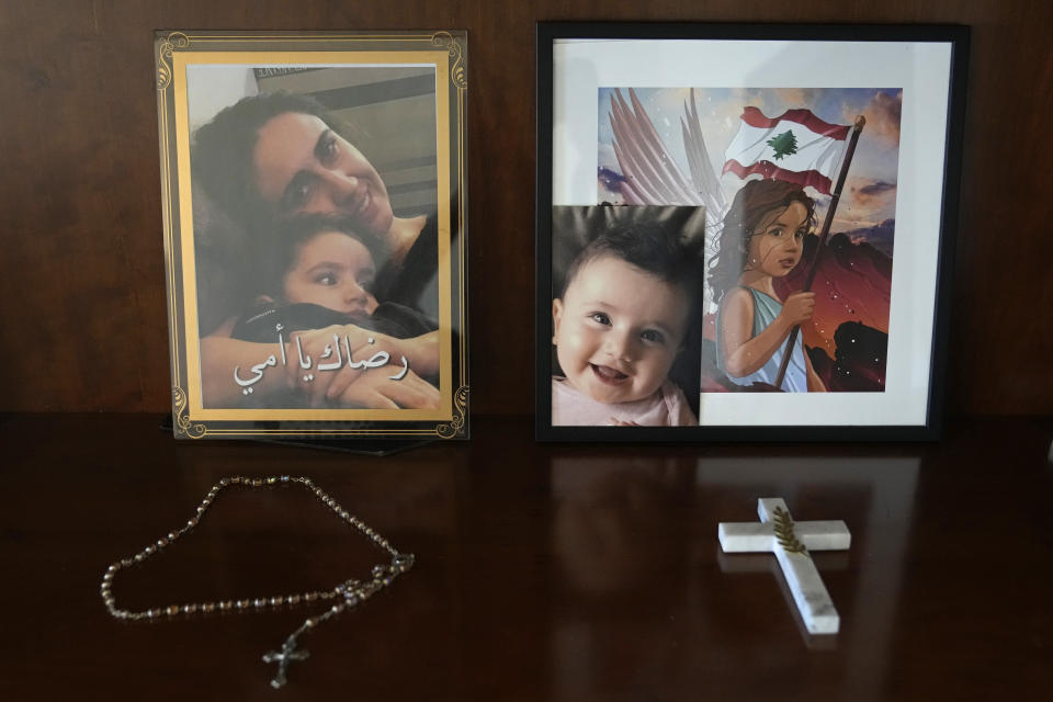 Fotos de Alexandra Naggear, incluida una con su madre. La niña de tres años falleció en una explosión en el puerto de Beirut el 4 de agosto del 2020. Dos años después, se sigue investigando el episodio y muchos pierden la esperanza de que se haga justicia. (AP Photo/Hassan Ammar)