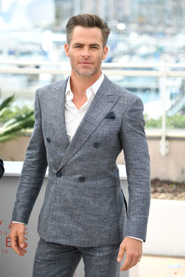 Chris Pine porte un costume gris avec veston croisé (Photo: Getty Images)