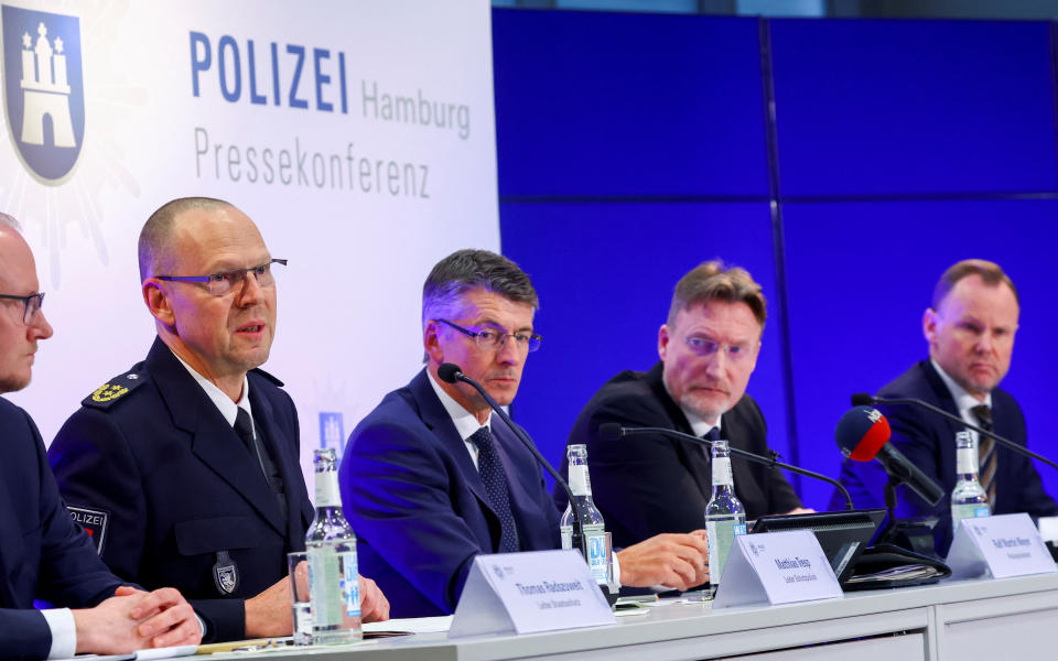 Schutzpolizei-Chef Matthias Tresp, Polizeipräsideent Ralf Martin Meyer, Oberstaatsanwalt Ralf Peter Anders und Innensenator Andy Grote (von links) bei einer Pressekonferenz am Freitag (Bild: REUTERS/Fabrizio Bensch)