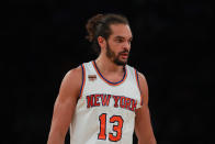 <p>Arrivé chez les New York Knicks à l’été 2016, le Français ne pensait pas vivre une si mauvaise expérience. Pris en grippe par une partie de ses supporters à cause de son contrat jugé faramineux pour un joueur régulièrement blessé, Joakim Noah n’a pas réussi à les faire mentir. Peu performant depuis son transfert sous ses nouvelles couleurs, il finit bel et bien par se blesser. En février, le basketteur français doit subir une opération au genou, alors qu’il est écarté des terrains suite à une blessure au genou depuis le 4 février. Mais le pire reste à venir… Le 25 mars, le pivot des Knicks est suspendu vingt matchs par la NBA pour non-respect du règlement anti-dopage de la ligue. Il est en effet contrôlé positif à une substance prohibée, qui se révèle être un compliment alimentaire. Et comme si cela ne suffit pas, Joakim Noah doit être opéré une nouvelle fois fin avril, suite à une blessure à l’épaule. Écarté plusieurs mois, il fait finalement son retour sur les parquets le 28 novembre, face aux Trail Blazers de Portland. Mais avec seulement une petite dizaine de minutes disputées depuis, le fils de Yannick Noah va devoir batailler dur pour regagner sa place, et redevenir le joueur qu’il était trois ans auparavant. (<em>Photo AFP</em>) </p>