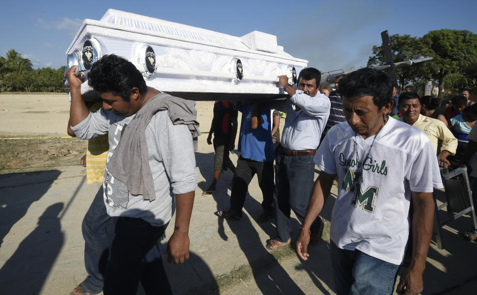 <p>Familiares de uno de los 14 fallecidos por la caída de un helicóptero militar en Santiago Jamiltepec, en el estado de Oaxaca, México, transportan el 17 de febrero de 2018 un ataúd durante las ceremonias fúnebres. (AFP | ALFREDO ESTRELLA) </p>