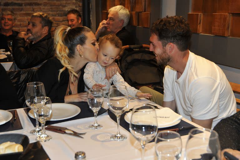 Noelia Marzol con el pequeño Donatello y Ramiro Arias, su pareja