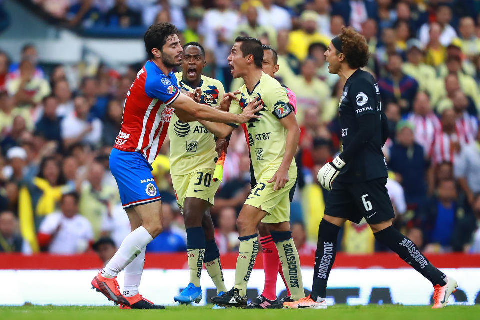 Renato Ibarra, Paul Aguilar y Guillermo Ochoa de América encaran a Antonio Briseño de Chivas después de lesionar a Giovani Dos Santos. Foto Archivo por Hector Vivas/Getty Images.