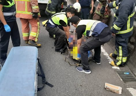 一名駕駛開車自撞，結果棄車逃跑，竟往旁邊5米高的新莊副都心捷運站跳下。（圖／東森新聞）