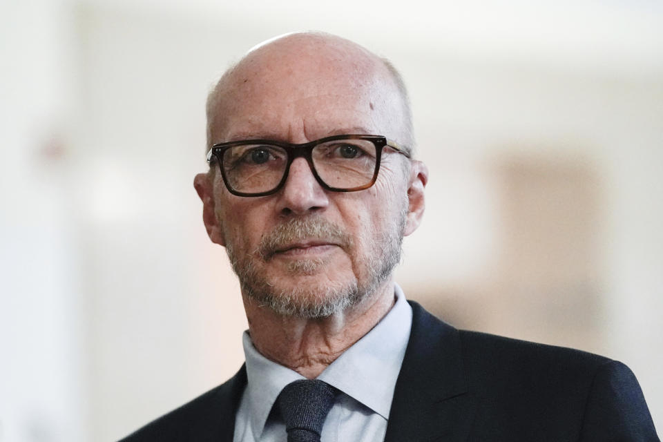 El guionista y director Paul Haggis llega a la corte para el juicio por abuso sexual en su contra el 2 de noviembre de 2022 en Nueva York. (Foto AP Julia Nikhinson)