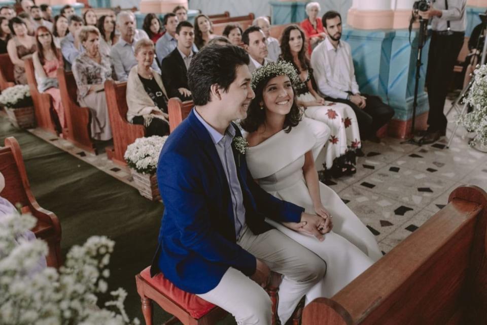 Rebeca and Renato during the ceremony. (Photo: <a href="https://www.facebook.com/pg/fernandoduquefoto/about/?ref=page_internal" target="_blank">Fernando Duque Fotografia</a>)