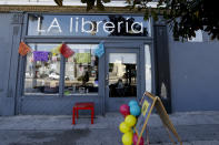 La foto del 3 de noviembre de 2018 muestra LA Librería en Los Ángeles. El mercado de libros en español crece, pero la industria editorial solo responde de manera esporádica a esa demanda. Tres pequeñas empresas se han lanzado a llenar ese vacío, creadas por tres parejas de madres hispanas ante la escasez de libros en español para leer a sus niños. (AP Foto/Chris Carlson)