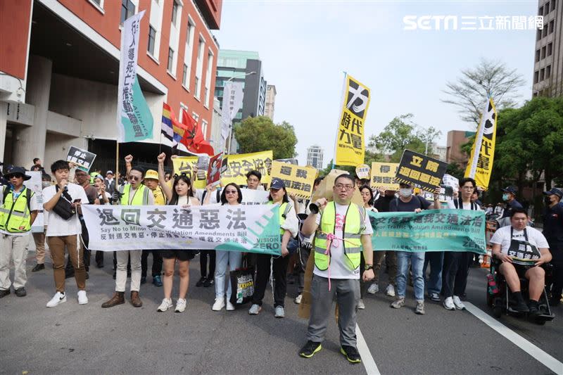 行人零死亡聯盟今日號召民眾前往立法院抗議，要求退回草案。（圖／記者邱榮吉攝影）