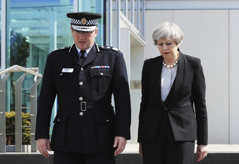 英國首相梅伊宣布恐攻警示提升至最高級，軍警將出入公眾場合維安。（美聯社）