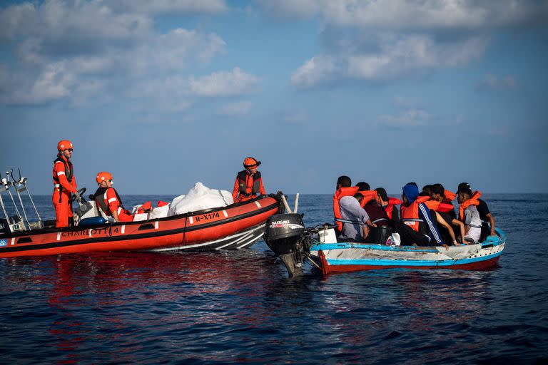 Tripulantes del buque de rescate alemán 