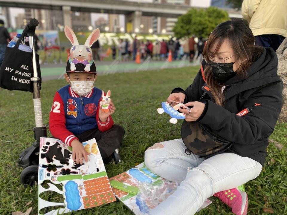 新北小提燈吸睛許多民眾直接在現場組裝提燈籠逛燈會。   圖：新北市民政局提供