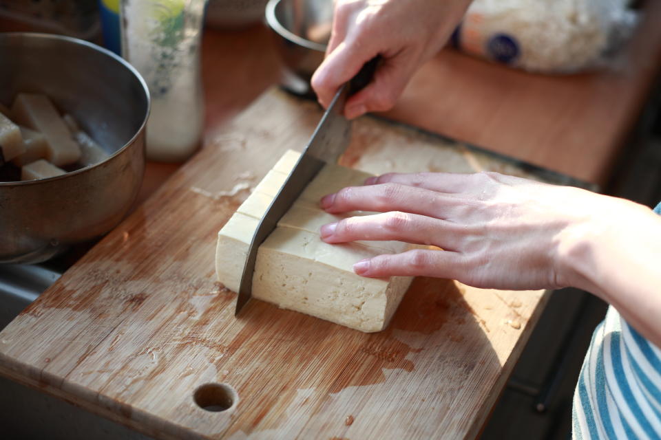 El tofu posee un elevado contenido de agua. Para que tenga una textura óptima y absorba lo mejor posible los aromas, es preferible utilizar un bloque de tofu bien escurrido y secado. En algunas recetas es preciso prensarlo previamente. Esto permite eliminar el exceso de agua. (Foto: Getty)