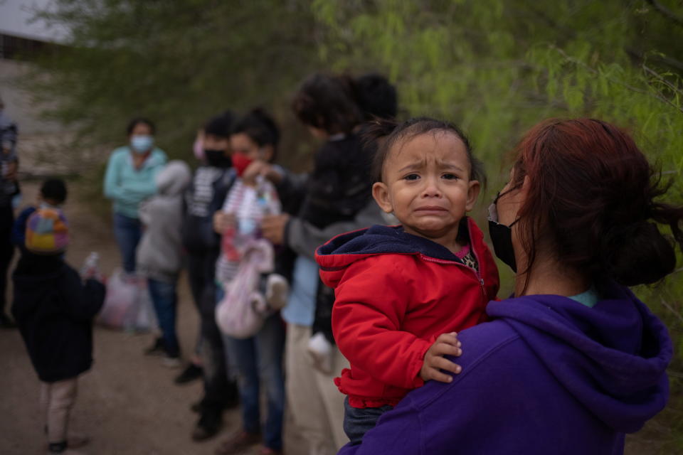 Familias centroamericanas con niños pequeños esperan ser transportadas por la Patrulla Fronteriza luego de haber entrado a EEUU por la frontera sur. (Reuters)