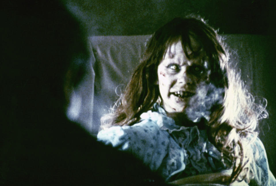 La actriz estadounidense Linda Blair en el plató de El exorcista, basada en la novela de William Peter Blatty y dirigida por William Friedkin. (Foto de Warner Bros. Pictures/Sunset Boulevard/Corbis vía Getty Images)