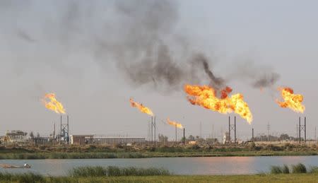 Flames emerge from a pipeline at the oil fields in Basra, southeast of Baghdad, Iraq October 14, 2016. REUTERS/Essam Al-Sudani