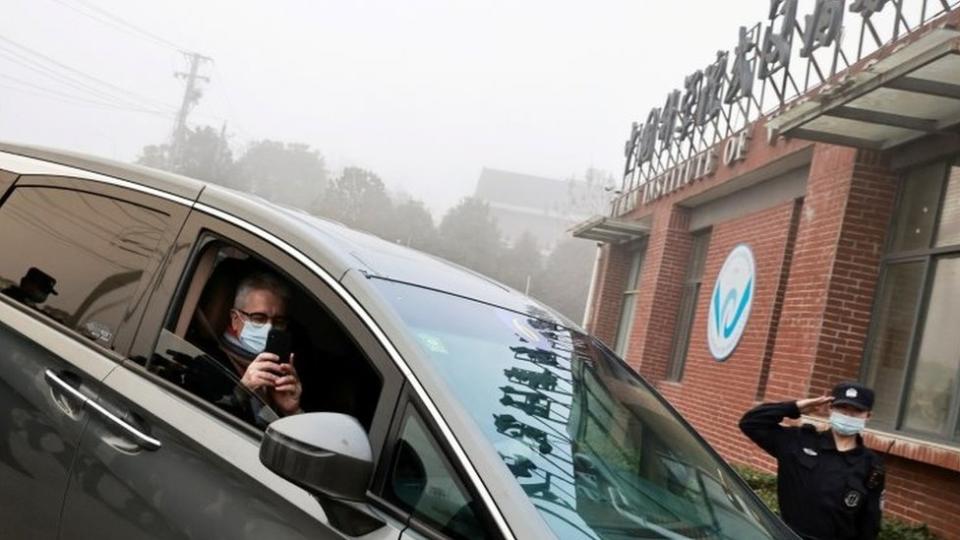 Miembro del equipo internacional de la OMS pasa frente al Instituto de Virología de Wuhan.