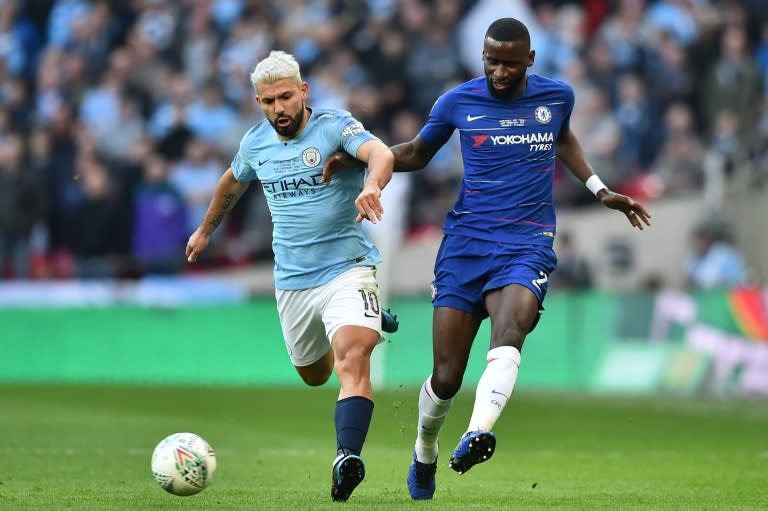 Sergio Agüero (izq) y Antonio Rudiger se disputan un balón durante una final de la Copa de la Liga inglesa entre el Chelsea y el Manchester City, el 24 de febrero de 2019 en el estadio de Wembley, en Londres (Glyn Kirk)