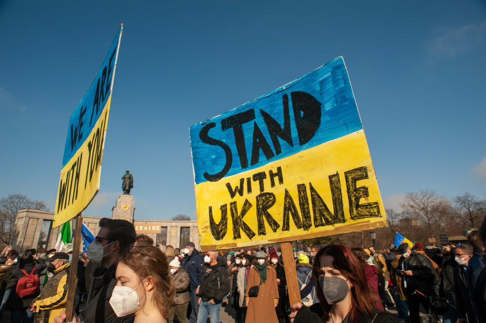 <p>柏林市民表示願以烏克蘭同行，為烏國人民打氣。(Photo by Craig Stennett/Getty Images)</p> 