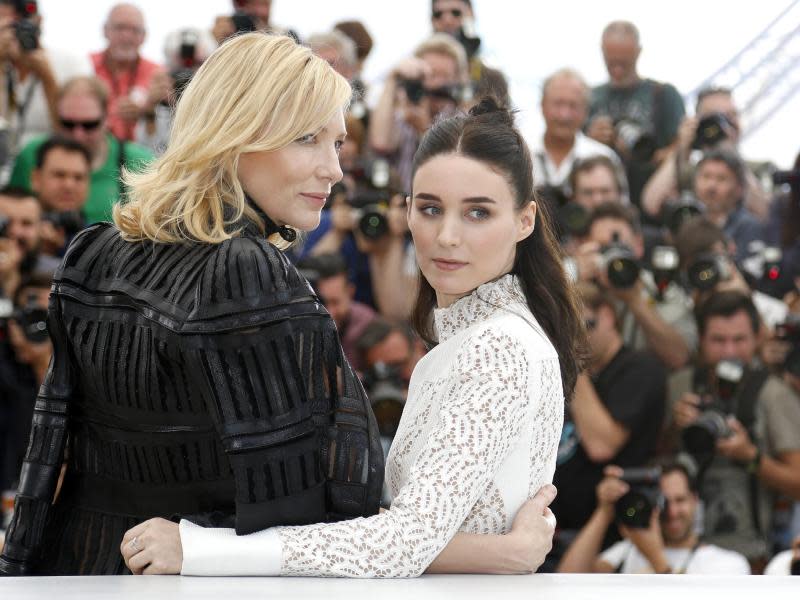 Cate Blanchett (l.) und Rooney Mara stellten ihren Film 'Carol' in Cannes vor. Foto: Sebastien Nogier