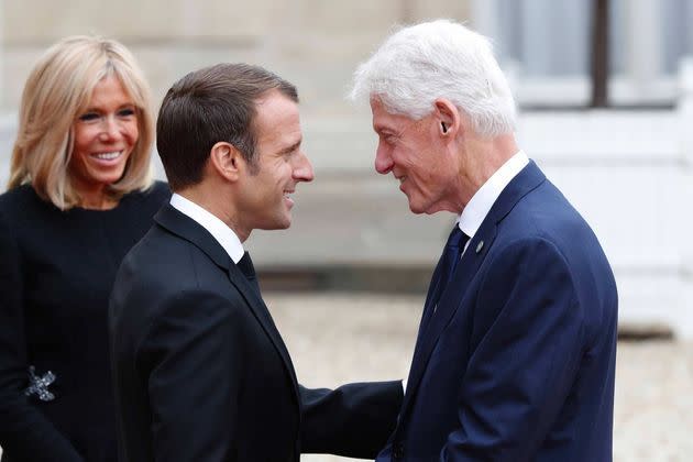 <p>Brigitte et Emmanuel Macron accueillent Bill Clinton à l'Elysée, le 30 septembre 2019.</p>