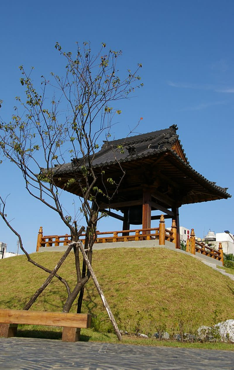 西本願寺鐘樓(Photo via Wikimedia, by Toiecho, License: CC BY-SA 3.0，圖片來源：https://commons.wikimedia.org/wiki/File:%E6%9C%AC%E9%A1%98%E5%AF%BA%E7%9A%84%E6%AE%98%E9%9F%BF.JPG)