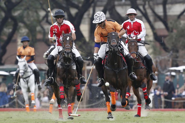 Yen Ling Beh maneja la bocha en el duelo jugado en el Campo Argentino de Polo en Palermo.