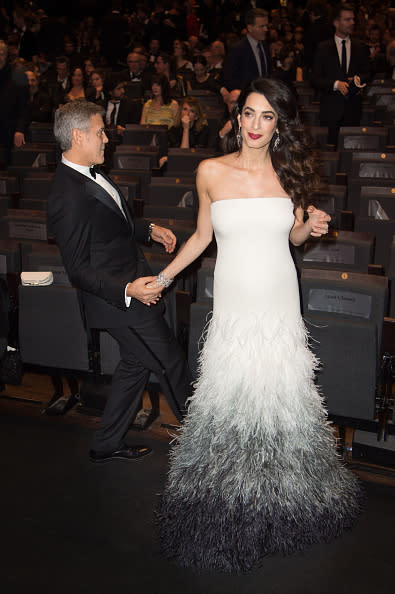 <p>Lors des César 2017, la femme de George Clooney, alors enceinte de ses jumeaux, arborait sur le tapis rouge une robe bustier blanche, qui soulignait sa silhouette, ornée d’un jupon à plumes. </p>