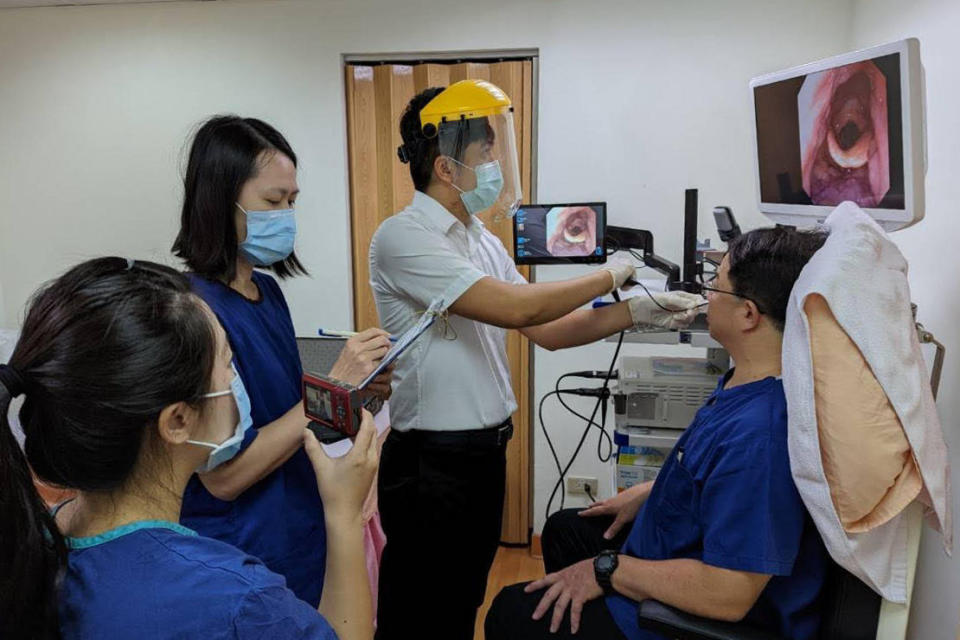 吞嚥障礙科主任葉映廷(中)與團隊進行吞嚥內視鏡檢查。