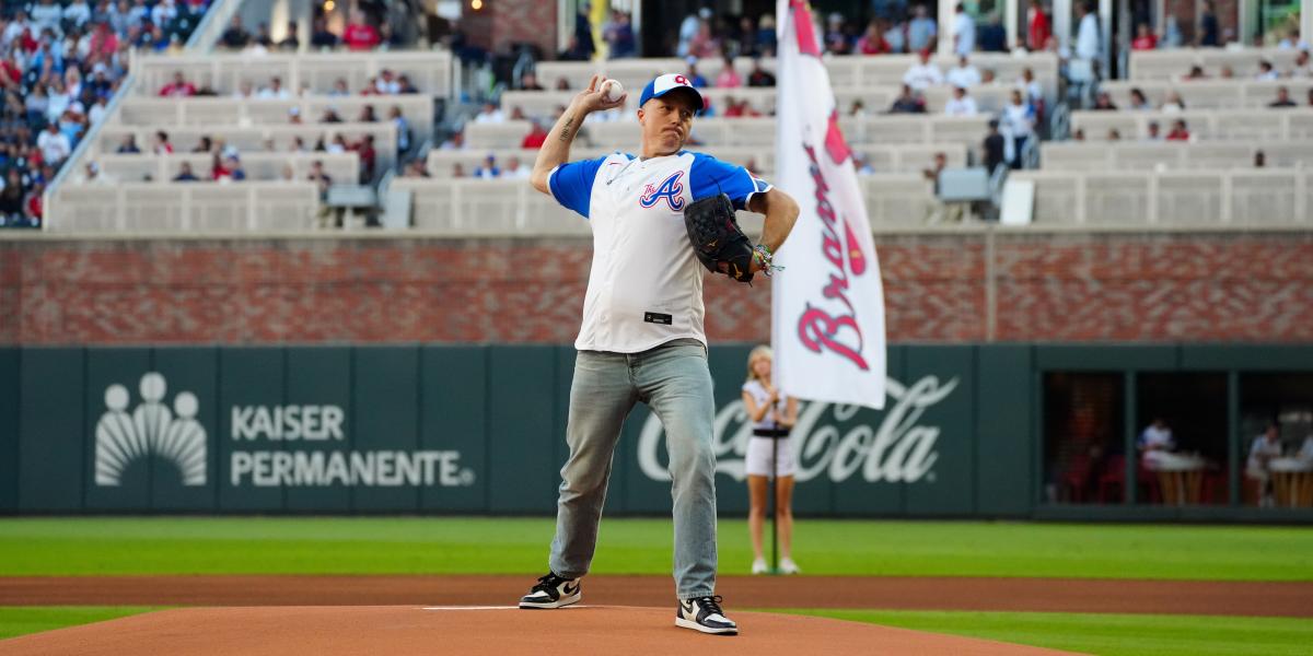 WATCH: Justin Fields throws out first pitch at White Sox game