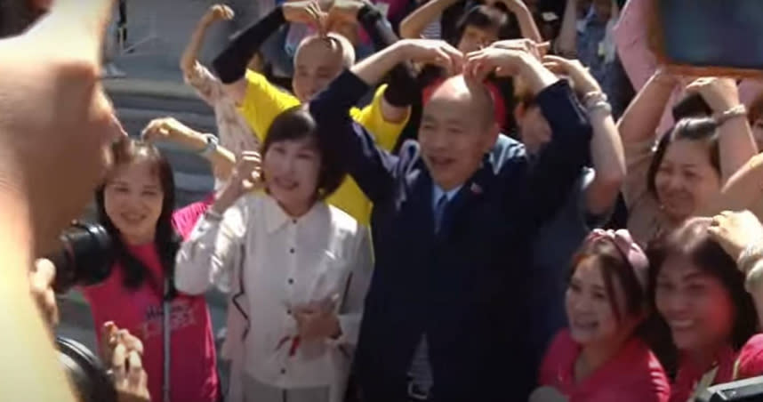 韓國瑜比出「大愛心」祝福民眾母親節快樂。（圖／翻攝自中天電視）