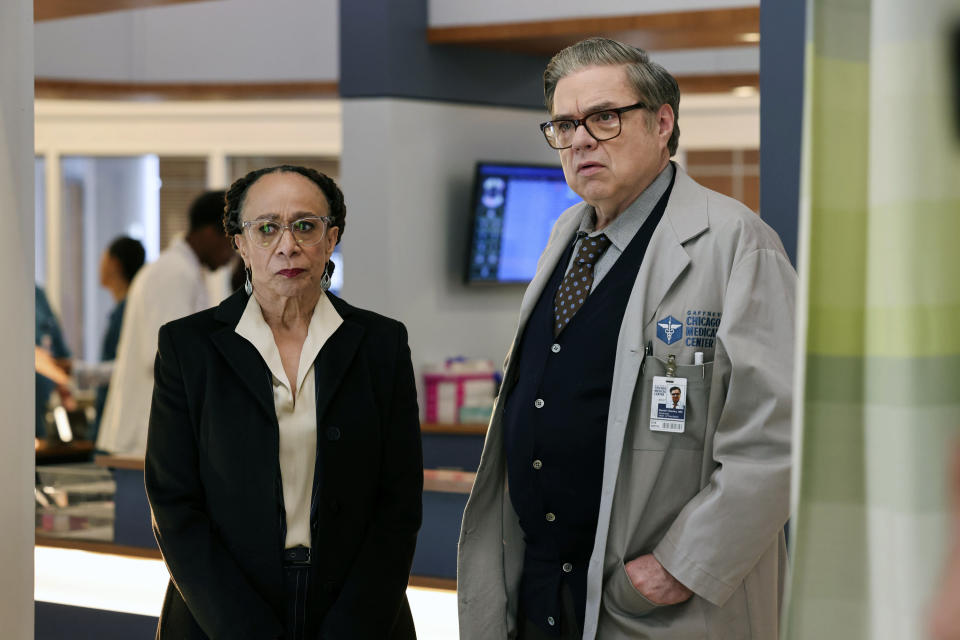 En esta imagen proporcionada por NBC, S. Epatha Merkerson, izquierda, y Oliver Platt en una escena de "Chicago Med". (George Burns Jr/NBC vía AP)