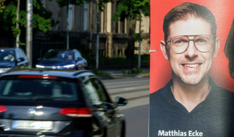 Une affiche électorale de l'eurodéputé allemand du parti social-démocrate (SPD) au pouvoir, Matthias Ecke, le 4 mai 2024 à Dresde, dans l'est de l'Allemagne (JENS SCHLUETER)
