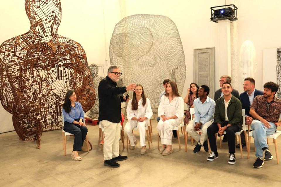 La princesa Leonor y la infanta Sofía en el taller de Jaume Plensa