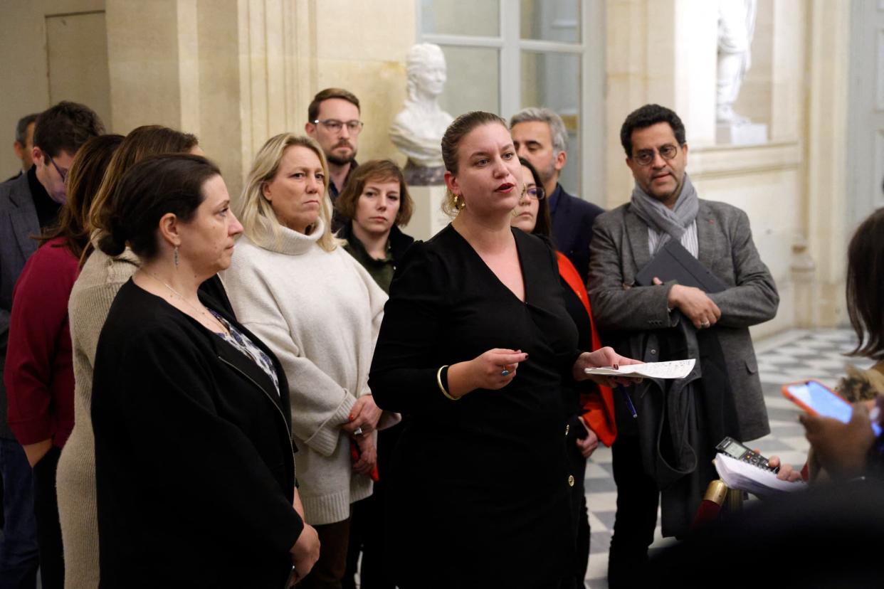 Mathilde Panot entourée de ses collègues à l'Assemblée nationale.  - Geoffroy Van der Hasselt