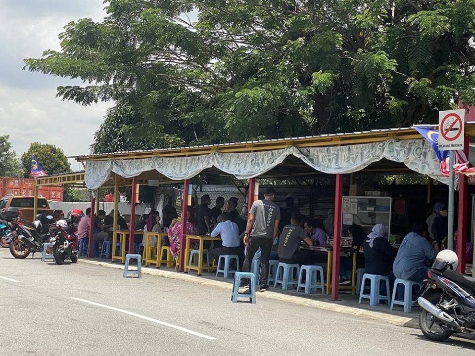 Look for this roadside stall along Jalan 51/217 for the 'ikan sumbat cencaru'.