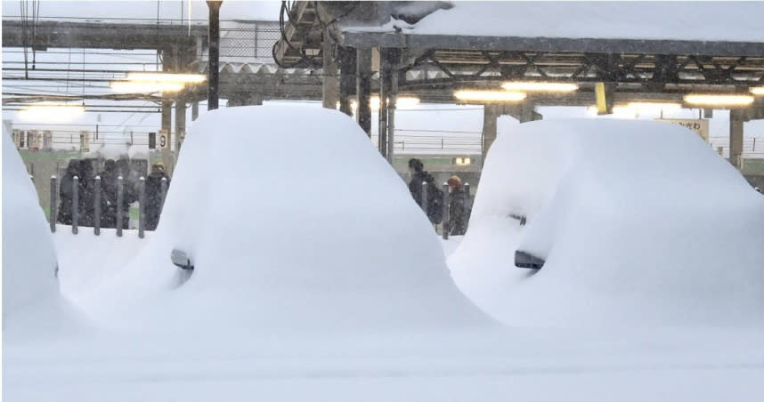 日本北海道迎10年來最強寒流，降雪量打破歷史紀錄，路邊車輛全被白雪「吞沒」。（圖／達志／美聯社）