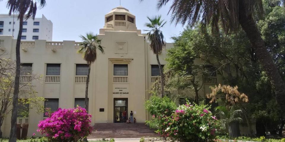 El Museo de Dakar IFAN o Museo Theodore Monod de Arte Africano ubicado en la misma zona central de Dakar.