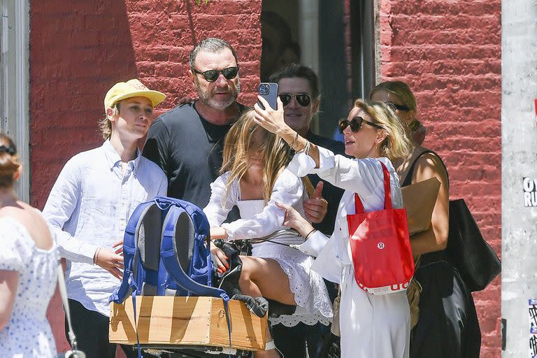 Naomi Watts sacando una selfie grupal con su ex, Liev Schreiber, sus hijos y su actual pareja, Billy Crudup 
