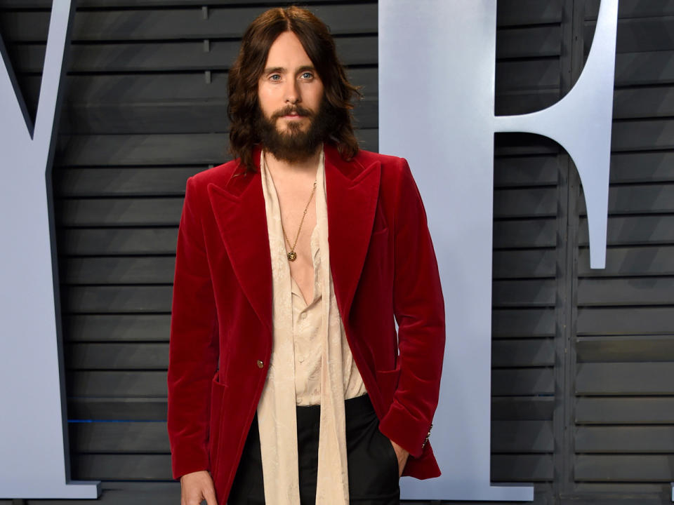 <p>Schauspieler und Rockstar: Jared Leto ist eine der schillerndsten Persönlichkeiten, die Hollywood zu bieten hat – und das nicht nur wegen der ausgefallenen Outfits. Mit seiner Band 30 Seconds to Mars verkaufte er schon mehr als zehn Millionen Alben und sorgt immer wieder für volle Stadien. Als Schauspieler kann er dagegen eine Vielzahl anspruchsvoller Rollen vorweisen, ob als drogensüchtiger Harry in “Requiem for a Dream” oder als Joker in “Suicide Squad”. Und dabei ist der 46-Jährige ziemlich erfolgreich: Für seine Darbietung des Transsexuellen Rayon in “Dallas Buyers Club” gab es mehrere Auszeichnungen als “Bester Nebendarsteller” – unter anderem auch einen Oscar. Jared Leto ist allerdings nicht der einzige Promi mit mehreren Eisen im Feuer. (Bild-Copyright: Evan Agostini/Invision/AP) </p>