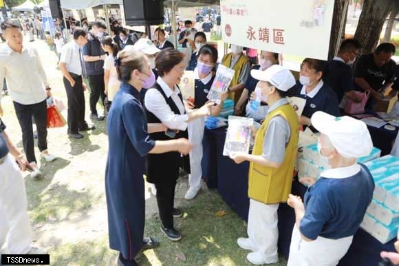 慈濟彰化志工在彰化、員林舉辦兩場花蓮地震募心募愛園遊會市集，希望透過大家的力量，讓受災戶早日恢復正常生活。（記者方一成攝）