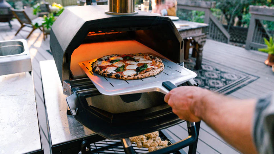 Ooni Karu 16 outside with pizza