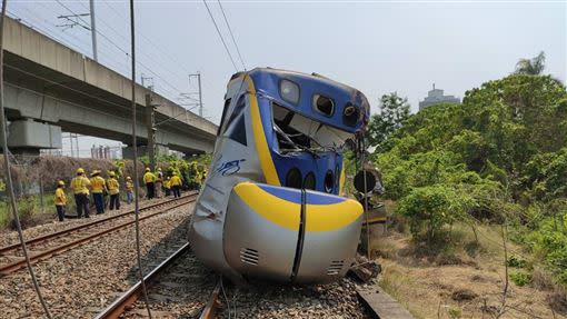 聯結車卡平交道上，遭區間車直接撞上，造成車頭嚴重毀損。（圖／翻攝畫面）