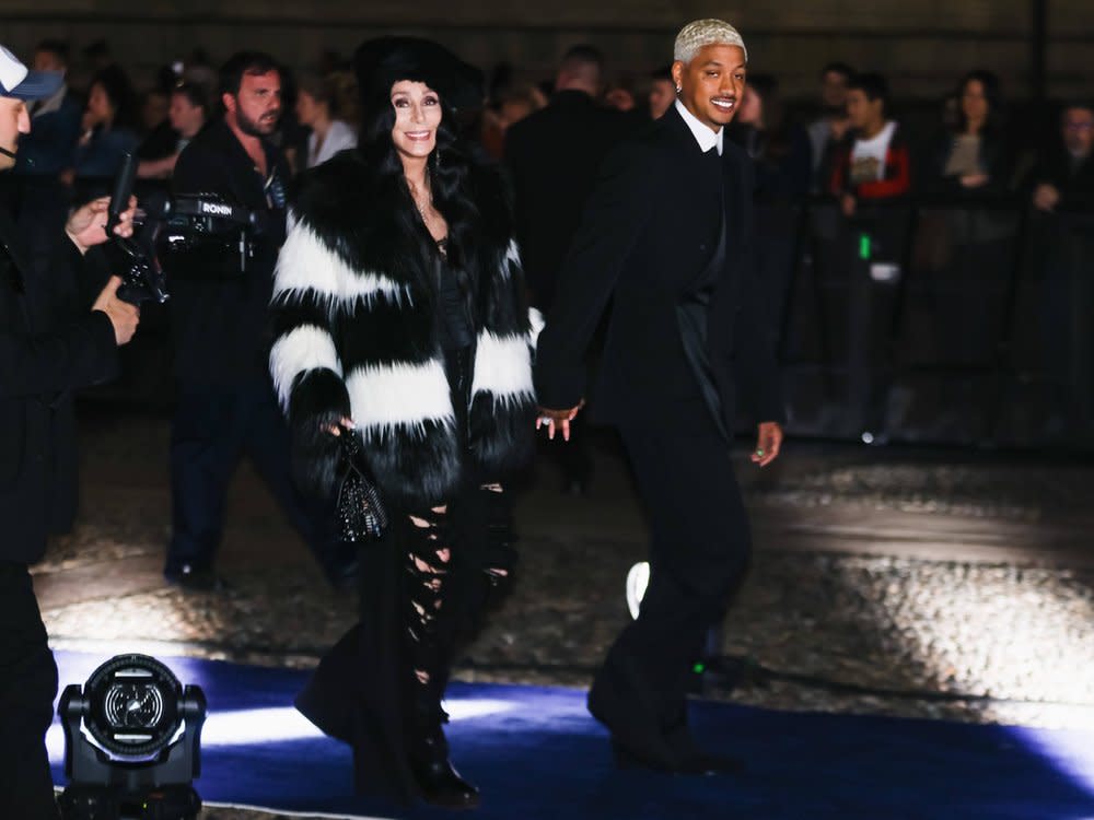 Stylisches Paar: Cher und Alexander Edwards in Mailand. (Bild: IMAGO/Independent Photo Agency Int.)