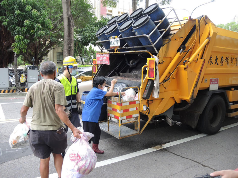 垃圾車近日出現誤點問題，環保局機動接駁因應。（圖：環保局提供）