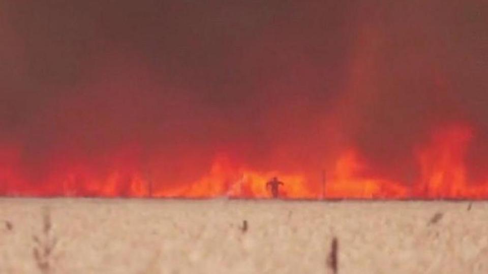 西班牙野火竄燒，男子奔逃畫面曝。（圖／翻攝自@FelizKarenP1推特）