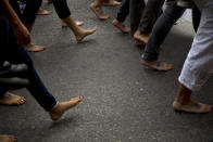 Manifestantes marchan con los pies descalzos en una protesta contra el gobierno del presidente Nicolás Maduro en Caracas, Venezuela, el miércoles 16 de abril de 2014. T(AP Photo/Ramon Espinosa)