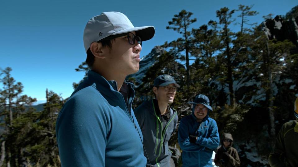 詹偉雄（右）與《群山之島》團隊爬了3座山，在節目中偶爾露臉。左起為青年登山家張元植、普魯圖。（公視提供）