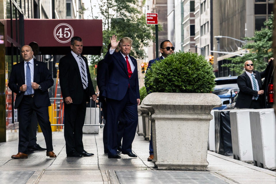 El expresidente Donald Trump saluda al salir de la Torre Trump en Nueva York, la mañana del miércoles, 10 de agosto de 2022. (Brittainy Newman/The New York Times).